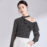 欧昵雪春秋季荷叶边斜肩圆领套头波点雪纺衫女长袖露肩上衣c