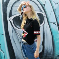 a02新款时尚胶印图案袖口字母花边暗扣立领T恤女DTT1B0171KT