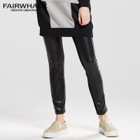 马克华菲女装2019夏季新款白色条纹字母印花PU皮直筒裤