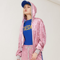 马克华菲女装2019秋新款复古丝绒灰粉连帽外套