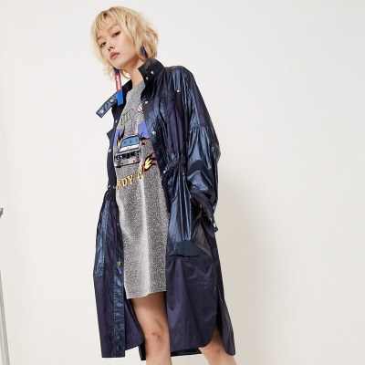 马克华菲女装 长袖潮流风衣 2019春季新款中长款字母亮色时尚外套