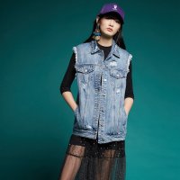 马克华菲女装 牛仔无袖马甲 2020春季新款卡通贴布磨破牛仔外套