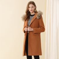 美丽衣橱驼色连帽大衣女2018冬季新款时尚百搭貉子毛领风衣外套