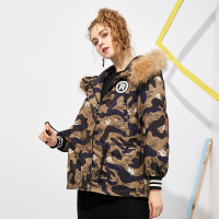 美丽衣橱迷彩连帽羽绒服女2018冬季新款时尚貉子毛领白鸭绒外套