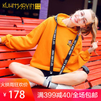 库恩玛维2018秋冬新款黄色刺绣字母抽绳宽松连帽卫衣女套头上衣潮