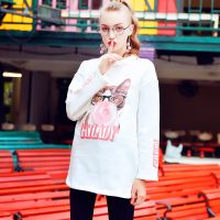 库恩玛维2018秋冬新款猫咪潮品女装长袖白T恤圆领宽松套头休闲打底衫内搭