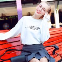 库恩玛维2018秋冬新款韩版女装字母刺绣白色T恤长袖粉色喇叭袖内搭打底衫