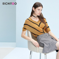 爱居兔夏装2019女装中条纹V领设计宽松版型短袖针织衫