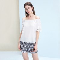 爱居兔2019夏季女装简约白色镂空袖口可作一字肩设计短袖梭织上衣