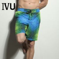 安莉芳旗下IVU男士几何水立方印花沙滩裤系带五分游泳裤UH0007