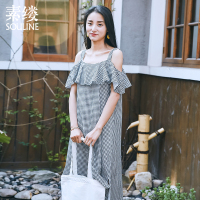 素缕2018夏装新款女装文艺舒适格子露肩荷叶边连衣裙女SV8205竸