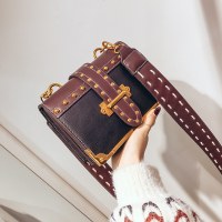 港风女包款宽肩带斜挎包小方包铆钉车缝线撞色包个性