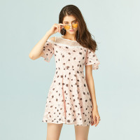 依尚街区ins超火连衣裙时尚韩版淑女圆领露肩纱网拼接收腰a字裙