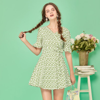 依尚街区小清晰a字裙女2018新款时尚甜美碎花荷叶袖修身连衣裙