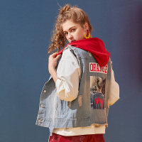 依尚街区牛仔马甲女2019春新款时尚字母人物印花破洞连帽上衣潮