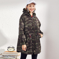 依尚街区字母连帽迷彩外套女2019冬季新款时尚百搭加绒加厚大衣