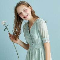 依尚街区连衣裙蕾丝拼接V领田园风2020春季新款高腰百搭中长裙潮