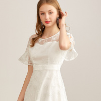 依尚街区甜美绣花公主裙2020春新款时尚百搭圆领喇叭袖连衣裙子