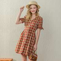 依尚街区复古格子连衣裙女2020春装新款收腰显瘦减龄单排扣a字裙