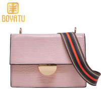 柏雅图(boyatu)时尚宽肩带斜挎包女韩版百搭学生小方包女鳄鱼纹单肩包