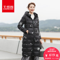 千仞岗新品显瘦羽绒服女连帽长款印花街头风两面穿外套女218112
