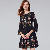 晚白 2018秋季新品撞色绣花喇叭袖收腰显瘦A字雪纺连衣裙