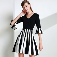 晚白 新款黑白条纹针织连衣裙显瘦喇叭袖A字中长款通勤气质小香风