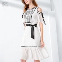 晚白 新品撞色包边露肩雪纺刺绣A摆中长款荷叶边连衣裙