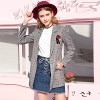 日韩时尚翻领撞色翻袖字母花章仔装饰格子外套
