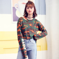 日韩时尚橙色迷彩特长袖子趣味英文印花短款特殊领设计卫衣