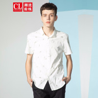 潮流前线2019夏季男款青春休闲羽毛图案修身白色短袖衬衫