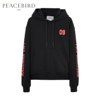 太平鸟男装个性胶印连帽韩版宽松黑色套头青年潮卫衣