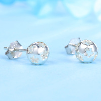 佰色传情(BRIR) S925银素银耳钉（窗花球）BYE390