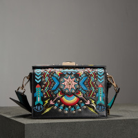 梅赛德斯-奔驰(Mercedes-Benz)女士刺绣单肩斜挎包