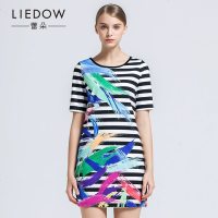 LIEDOW/蕾朵2017夏季新款时尚修身显瘦横条纹花色印花连衣裙女装