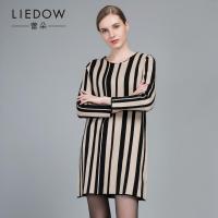 LIEDOW/蕾朵连衣裙女春新款时尚气质圆领条纹针织裙修身中长裙