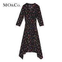 MOCO2018春季V领印花不规则裙摆连衣裙 摩安珂