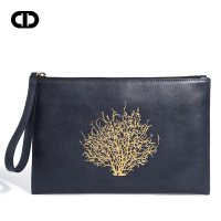 C.deny2019新款真皮压花手拿包男士头层牛皮手抓包时尚夹包定制