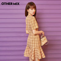 七格格格子连衣裙女2021夏季新款短袖V领荷叶边气质显瘦短款裙子