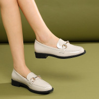 单鞋女2021春季新款漆皮乐福鞋百搭真皮一脚蹬软皮软底低跟大码鞋