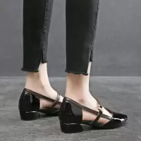 包头凉鞋女夏中跟粗跟漆皮年新款真皮夏季尖头一字带大码女鞋