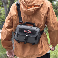 男士高级感单肩包潮流休闲斜挎包百搭商务通勤男款防水挎包女