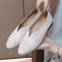 2025年春秋真皮尖头低跟浅口单鞋女鞋编制复古平底鞋软底乐福鞋