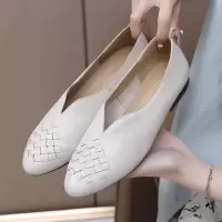 2025年春秋真皮尖头低跟浅口单鞋女鞋编制复古平底鞋软底乐福鞋
