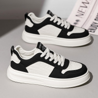 男鞋2025春季新款高级感百搭休闲板鞋男款轻便厚底超迁皮面小白鞋