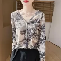 2025夏季新款显瘦V领印花长袖T恤女修身打底衫气质薄款上衣开衫