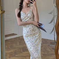 法式茶歇碎花吊带连衣裙女夏季新款气质中长款收腰修身开叉包臀裙