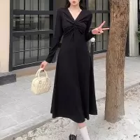 法式针织连衣裙女春秋季显瘦v领打底小黑裙赫本风胖mm垂感裙子潮