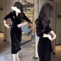 秋冬新款V领长袖连衣裙女设计感赫本风小黑裙长款