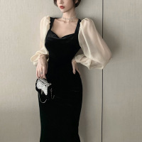 赫本风小黑裙女秋冬新款法式复古灯笼袖中长款高腰V领丝绒连衣裙
